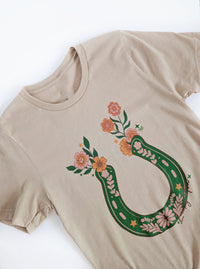 Horseshoe Graphic Tee | Tan